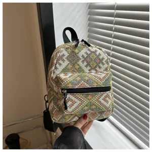 Detailansicht eines schicken gewebten Mini-Rucksacks im ethnischen Stil mit Tasche.