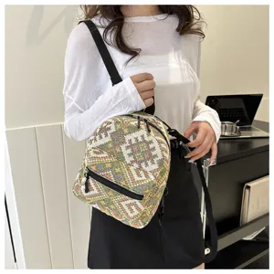 Detailansicht eines koreanischen Mini-Rucksacks im eleganten Ethno-Stil mit tollem Muster.