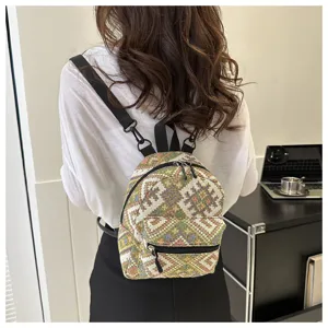 Detailansicht des ethnischen Mini-Rucksacks mit gewebtem Muster und tollem Trageeffekt hinten.