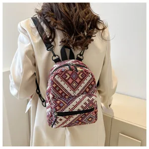 Detailansicht eines kleinen ethnischen gewebten Rucksacks mit geometrischem Muster.