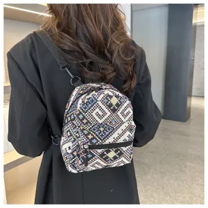 Detailaufnahme des ethnischen Mini-Rucksacks mit geometrischen Mustern und Reißverschlüssen.