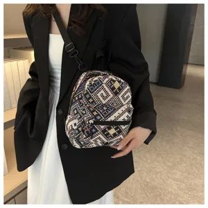 Koreanischer ethnischer Mini Rucksack für Damen, lässiger gewebter kleiner Schulranzen, Detailansicht.