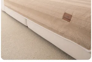 Primer plano de cojin de sofa de felpa con tela texturizada suave y gruesa para tu sala moderna.