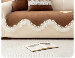 Bruine gewatteerde bankhoes met witte kantvolant, luxe antislip meubelbeschermer.