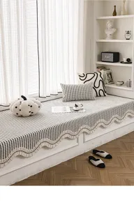 Coussin de banquette en chenille à volants grille noir et blanc coussin de fenetre detail