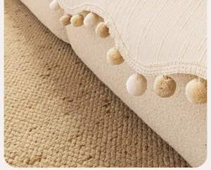 Gros plan détaillé de la housse de canapé en chenille épaissie avec bordure à pompons.