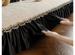Nahaufnahme des Vintage-Chenille-Sofakissens mit schwarzem besticktem Blätter-Rüschenrock.