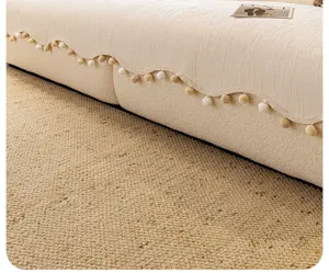 Housse de canapé épaisse en chenille avec franges à pompons beige texture élégante détail