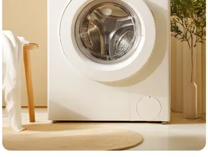 Dettaglio di una lavatrice a carica frontale moderna in una stanza lavanderia accogliente.