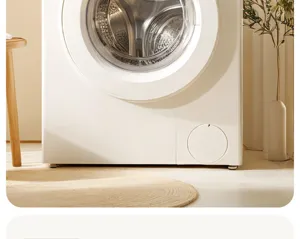 moderne weiße frontlader waschmaschine in sauberem minimalistischem waschraum interieur