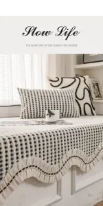 Tapis de baie vitrée en chenille avec volants chics et motif losanges noir et blanc pour canapé.