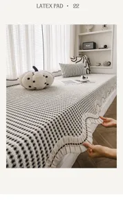 Coussin de fenêtre en chenille avec volants, motif noir et blanc pour déco intérieure.