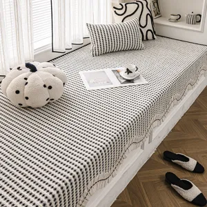 Coussin de banquette en chenille avec bord volanté, tapis de fenêtre à motif pied-de-poule.