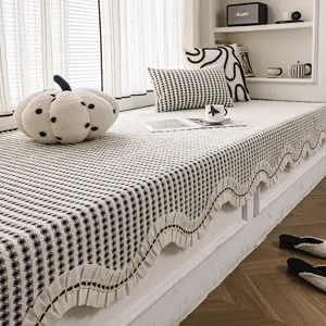 Coussin de fenetre en chenille motif losanges noir et blanc volants deco maison siege