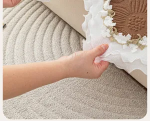 Detailweergave van luxe bankhoes met witte kanten rand en gouden borduursel op textiel.