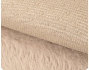 Detalle de cojín de sofá de felpa con puntos de silicona antideslizantes y tela suave.
