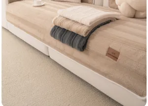 Detalle de funda de sofá de felpa, tela de invierno cálida y gruesa, estilo de decoración.