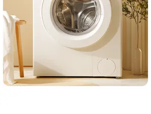 Vue détaillée du lave-linge hublot dans une buanderie chaleureuse avec un décor épuré.
