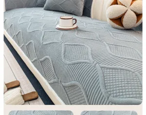 Housse de canapé matelassée grise en velours doux, design antidérapant pour un salon confortable.