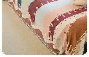 Detailansicht der bunten Boho Chenille Sofadecke mit Fransen und weicher Textur.