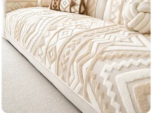 Primo piano dell'accogliente cuscino da divano in peluche beige con trama geometrica boho.