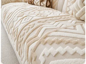 Vista dettagliata di una fodera per divano in peluche beige con motivi trapuntati retro accoglienti.