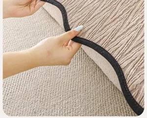 Gros plan détaillé du coussin de canapé en chenille texturée avec tissu doux et bordure.