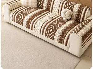 Primo piano dettaglio copridivano boho in peluche, morbida consistenza cuscino invernale.