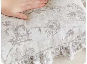 Französischer Vintage Chenille Kissenbezug mit Blumenmuster und Rüschen, weiche Textur.