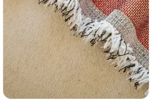Nahaufnahme Detail von bunten Chenille Sofabezug mit gewebtem Fransen Textur weicher Stoff.
