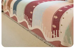 Chenille Sofabezug Detail, bunte gewebte Wohndecke mit Fransen, gemütliche Heimdeko Textur.