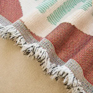 Bunt gewebte Chenille Sofadecke mit stilvollen Fransenquasten fuer stilvolle Heimdekoration.