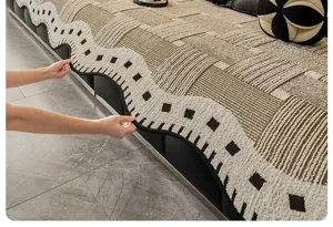 Primo piano dettagliato che mostra la superficie tessuta e il bordo ondulato del copridivano.
