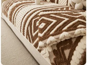 Primo piano dettagliato del cuscino per divano in peluche boho con trama spessa.