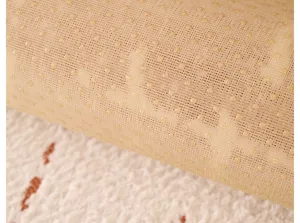 Detail de tissu maille antiderapant pour fond de coussin de sofa, matiere respirante