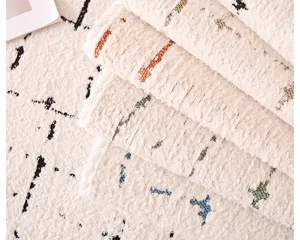 Vue détaillée du coussin de canapé texturé avec des motifs géométriques