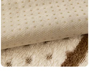 Dettaglio del tessuto del cuscino del divano in peluche, textile per la casa accogliente.