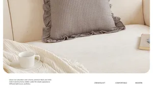 Französischer Kissenbezug aus Chenille im Detail mit grauer Rüschen-Textur für gemütliches Sofa.