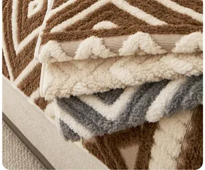 Copridivano in peluche bohémien dettaglio, tessuto velluto spesso motivo geometrico, arredo caldo.