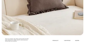 Nahaufnahme des weichen Chenille-Kissenbezugs in einem gemütlichen modernen Wohnzimmer.
