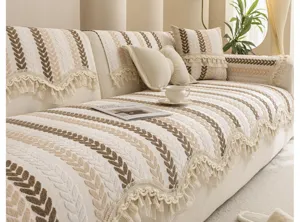Vue détaillée de la housse de coussin de canapé en chenille française avec broderie de feuilles.