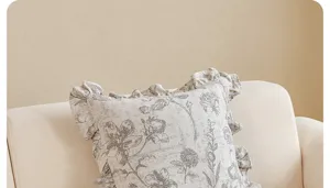 Französischer Vintage Kissenbezug in Cremefarbe, elegantes Blumenmuster mit Rüschenrand.