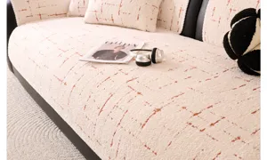 Housse de canapé en velours peluche en détail, coussin doux texturé pour salon chaleureux et élégant.