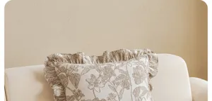Französischer Vintage Chenille Kissenbezug Detail, Blumenmuster mit Rüschen für Sofa.