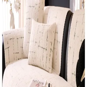 Gros plan détaillé de la belle housse de coussin de canapé douce au motif à carreaux texturé.