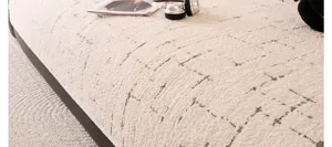 Détail de coussin de canapé en sherpa, texture peluche douce avec motif abstrait élégant pour déco.