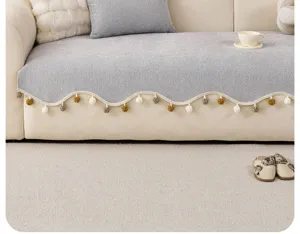 Copridivano grigio con pon pon stile francese decorazione accogliente per la casa
