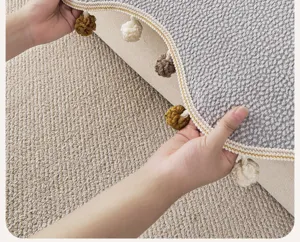 Vista dettagliata della fodera per divano minimalista francese con nappe e tessuto.