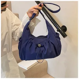Donkerblauwe nylon schoudertas detail, casual crossbody tas voor dagelijks gebruik.