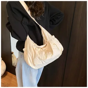 Gedetailleerd overzicht van nylon schoudertas met trekkoord en casual stijl.